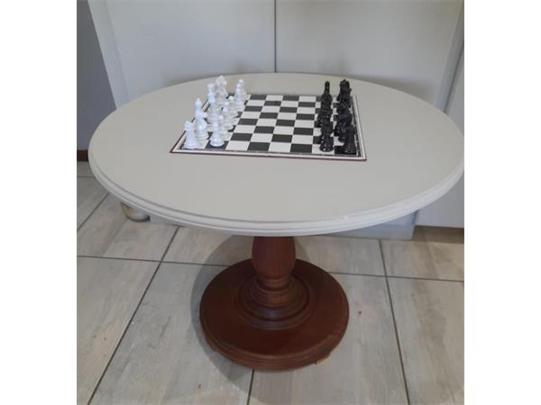 ~/upload/Lots/51502/rllsdgkulrhlg/Lot 045 Round Table plus Chess Set_t600x450.jpg